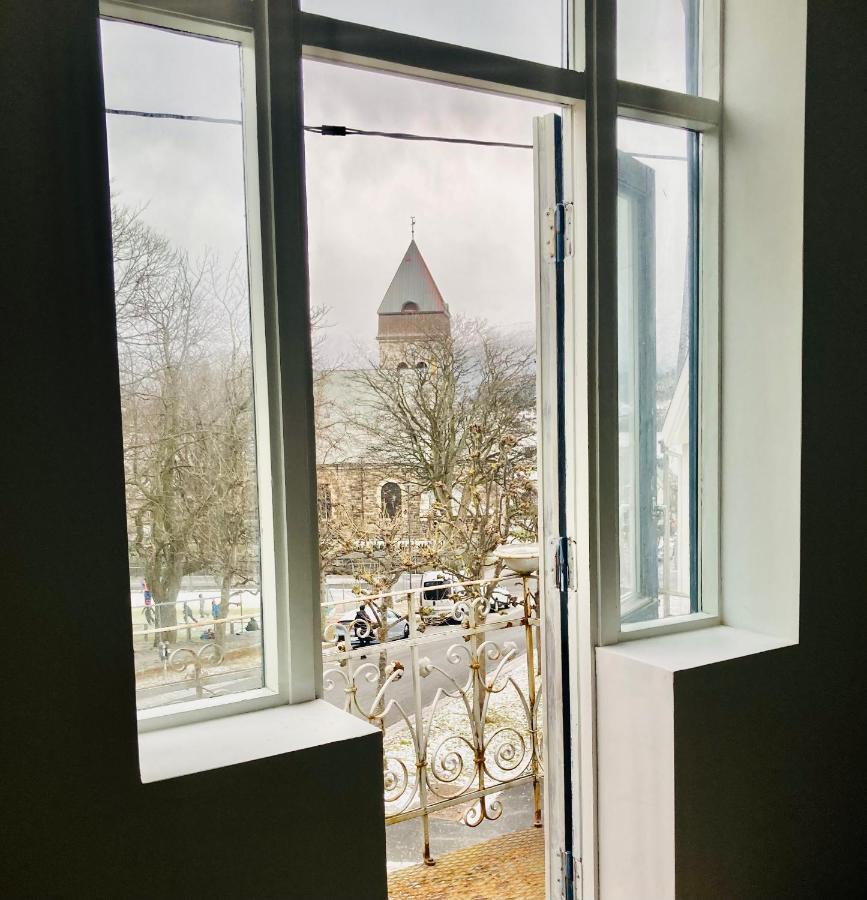 Downtown Historical House With Renovated Apartments Alesund Exterior photo